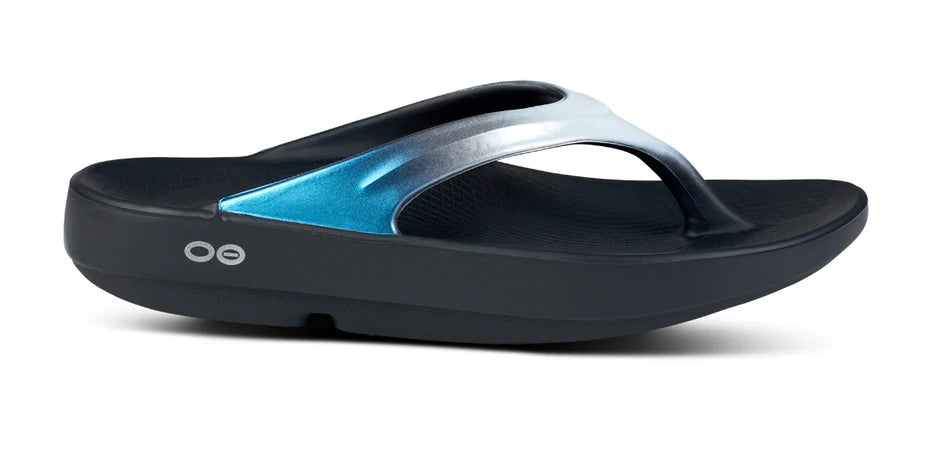 Oofos Oolala Luxe Sandal. Light Blue/Black. Lateral view.