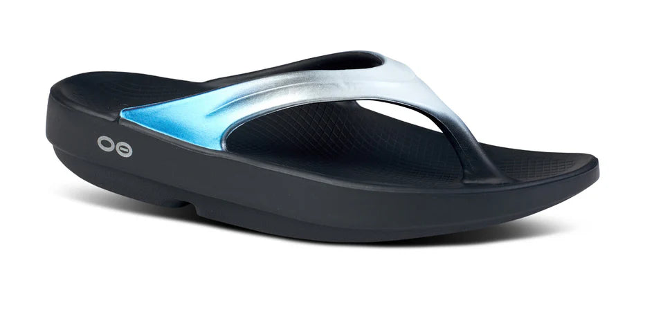 Oofos Oolala Luxe Sandal. Light Blue/Black. Lateral view.