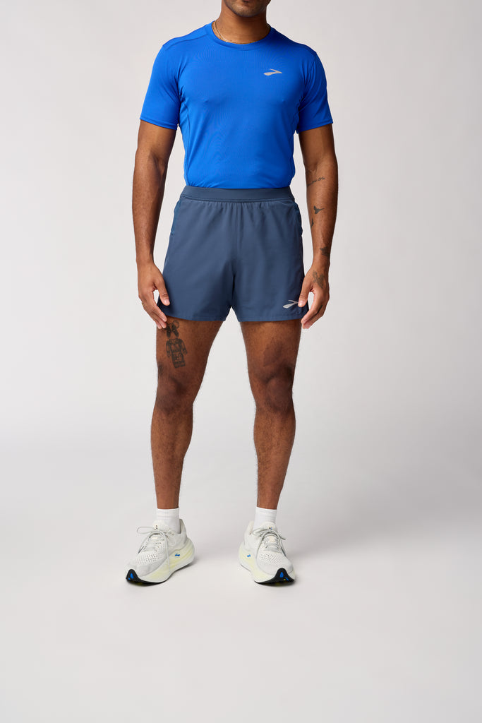 Men's Brooks Journey Shorts. Grey/Blue. Front view.