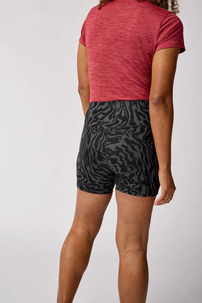 Women's Brooks Spark 5" Short Tights. Black/Grey print. Rear view.