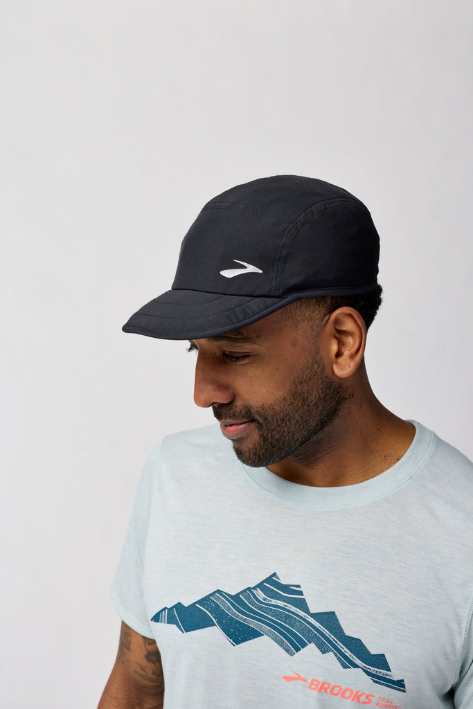 Brooks Lightweight Packable Hat. Black. Front/Lateral view.