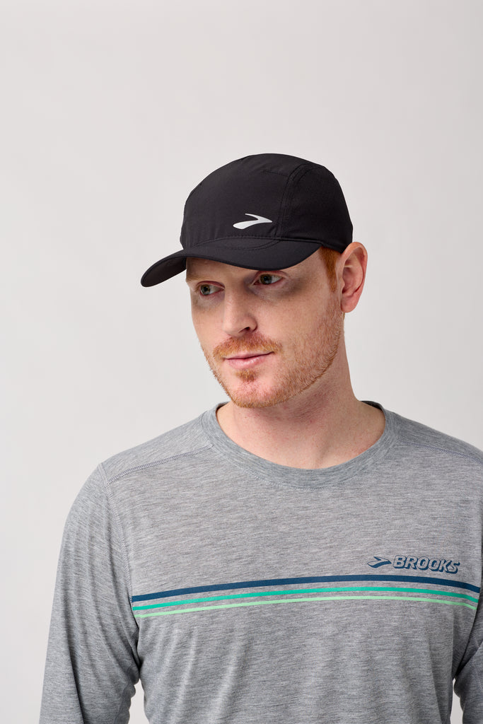 Brooks Journey Hat. Black. Front/Lateral view.