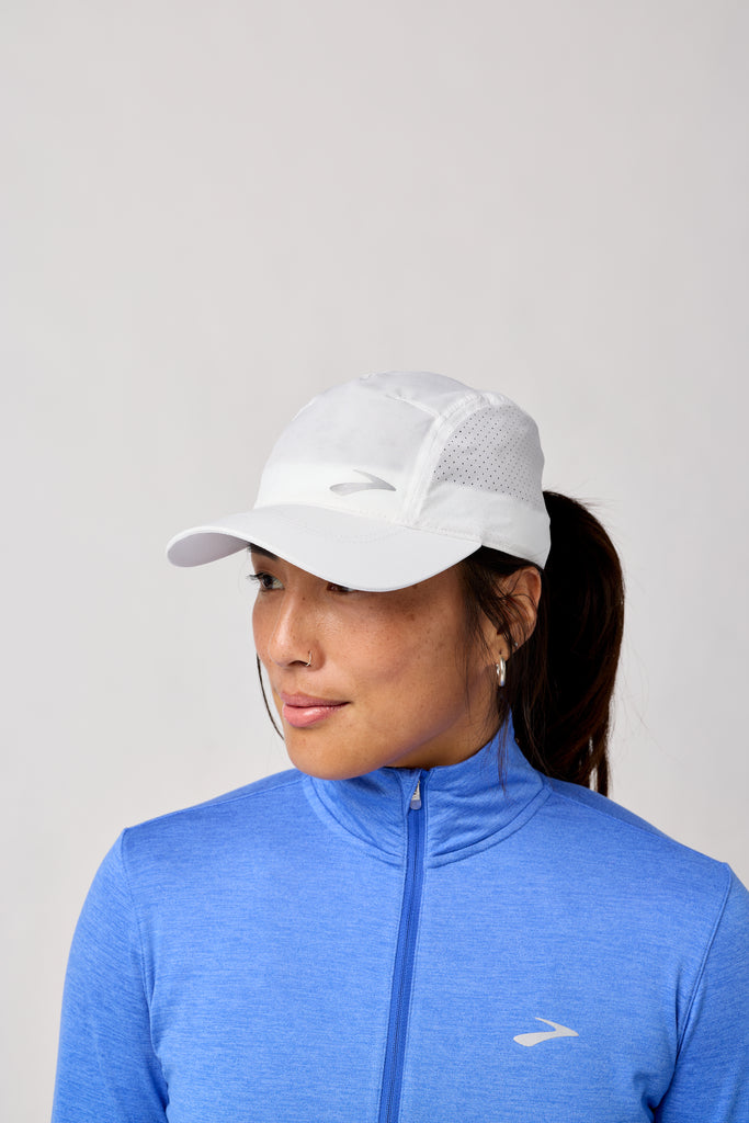 Brooks Journey Hat. White. Front/Lateral view.