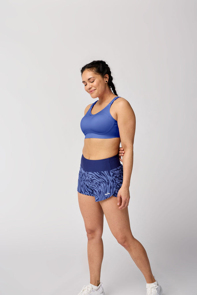 Women's Brooks Dare Scoopback Run Bra 2.0. Blue. Front/Lateral view.