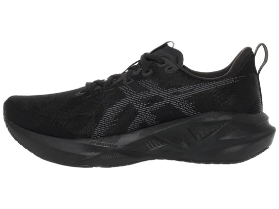 Men's Asics Novablast 5. Black upper. Black midsole. Lateral view.