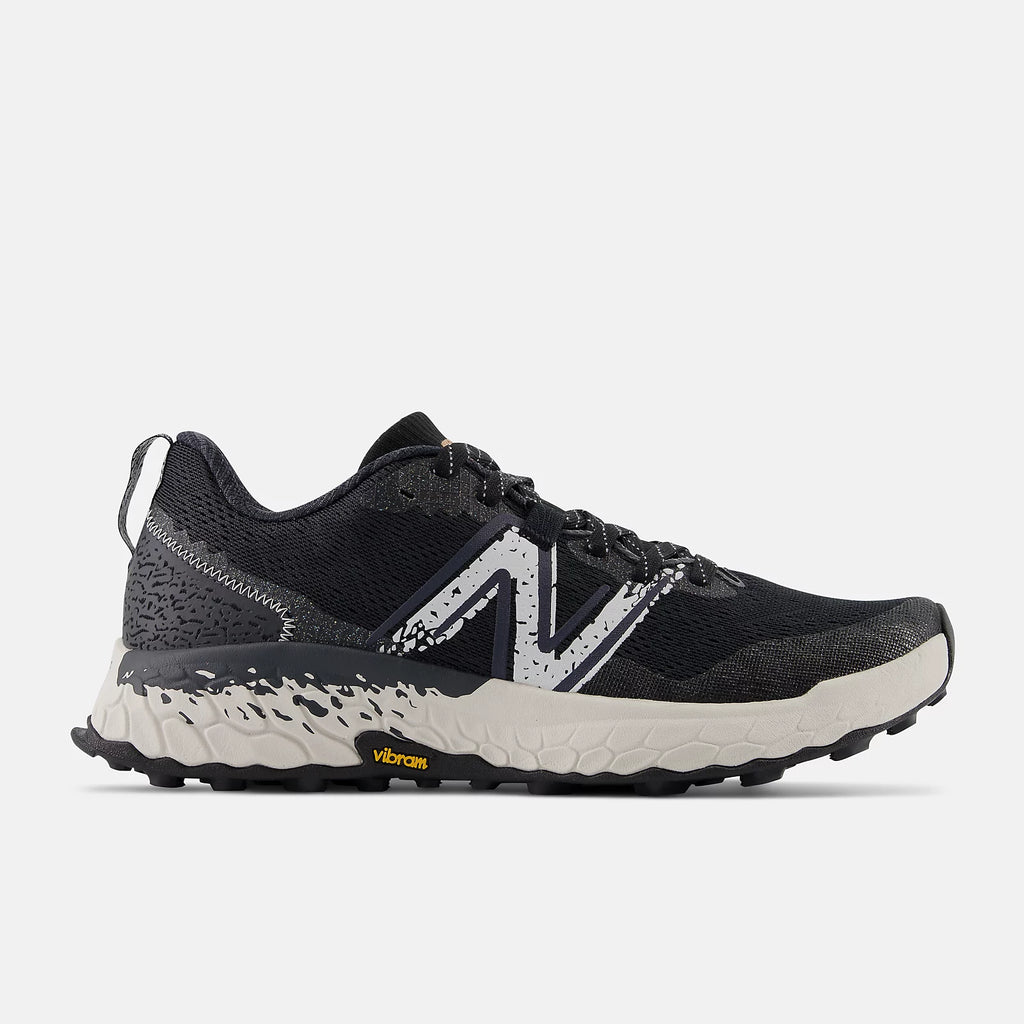 Men's New Balance Hierro v7. Black upper. Grey midsole. Lateral view.