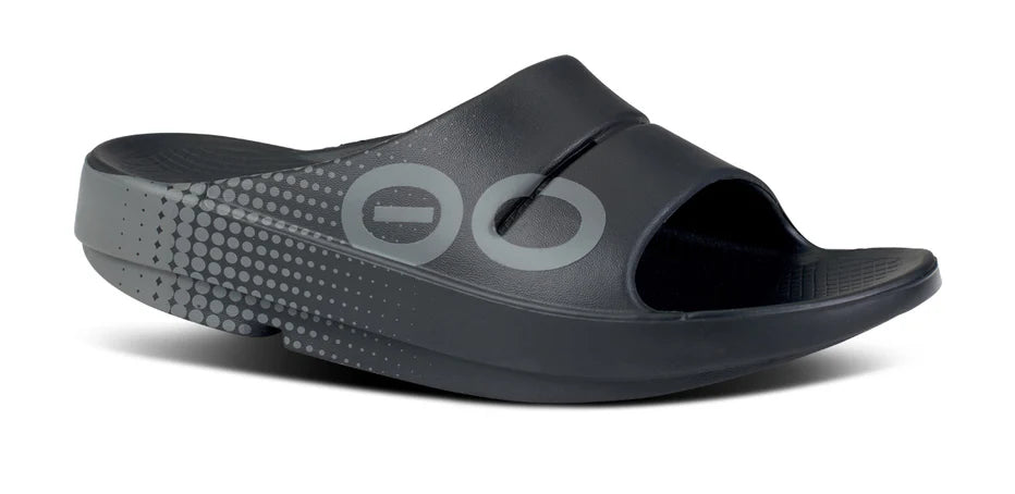 Oofos Ooahh Sport Slide. Black/Gray. Lateral view.