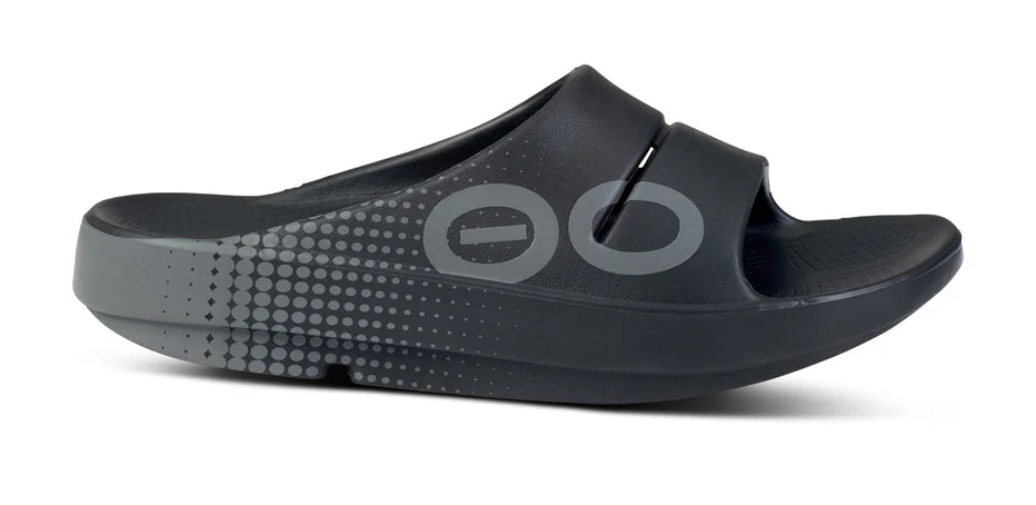 Oofos Ooahh Sport Slide. Black/Gray. Lateral view.