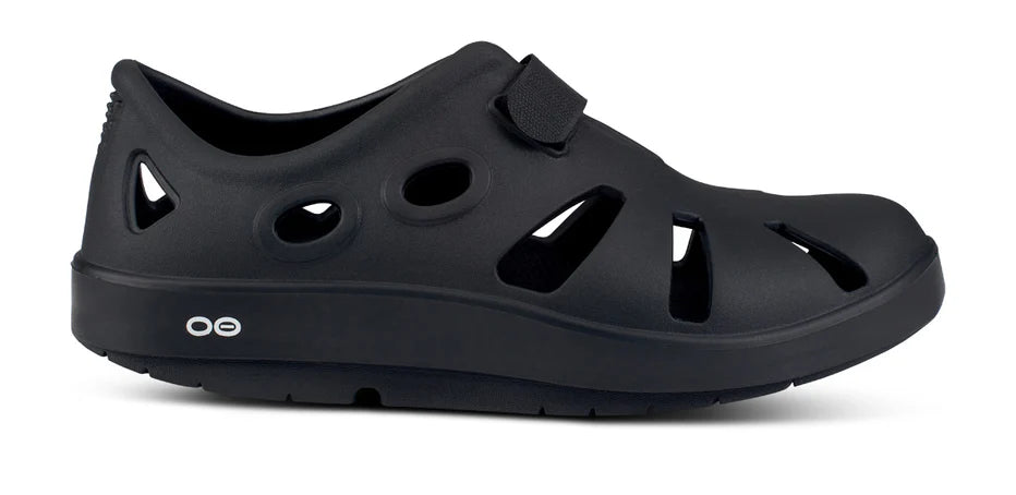 Oofos Oocandoo Sandal. Black. Lateral view.