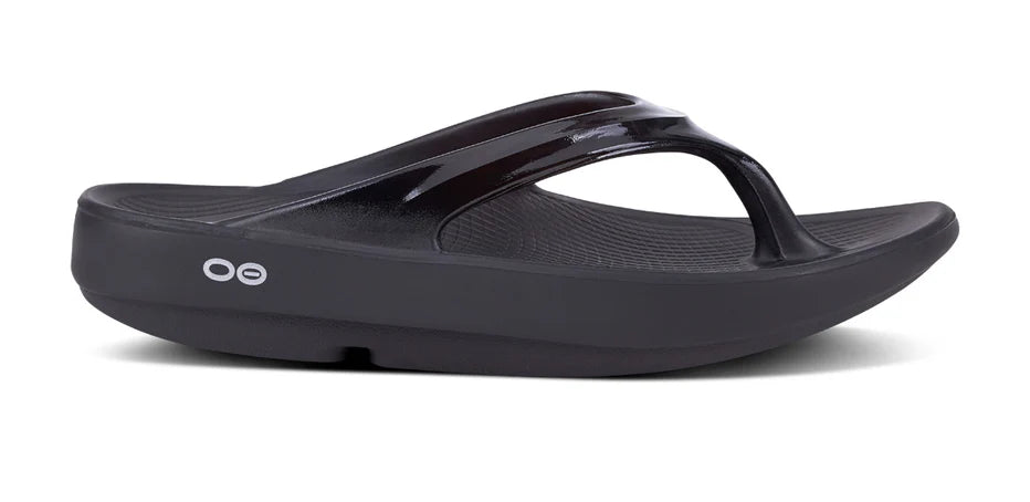 Oofos Oolala Sandal. Black. Lateral view.