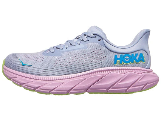 Women's Hoka Arahi 7. Light Blue upper. Pink midsole. Lateral view.