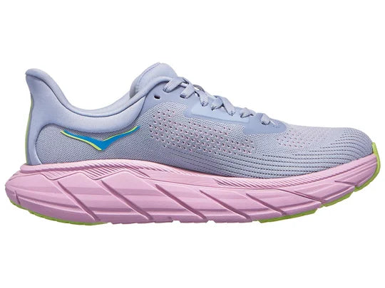 Women's Hoka Arahi 7. Light Blue upper. Pink midsole. Medial view.