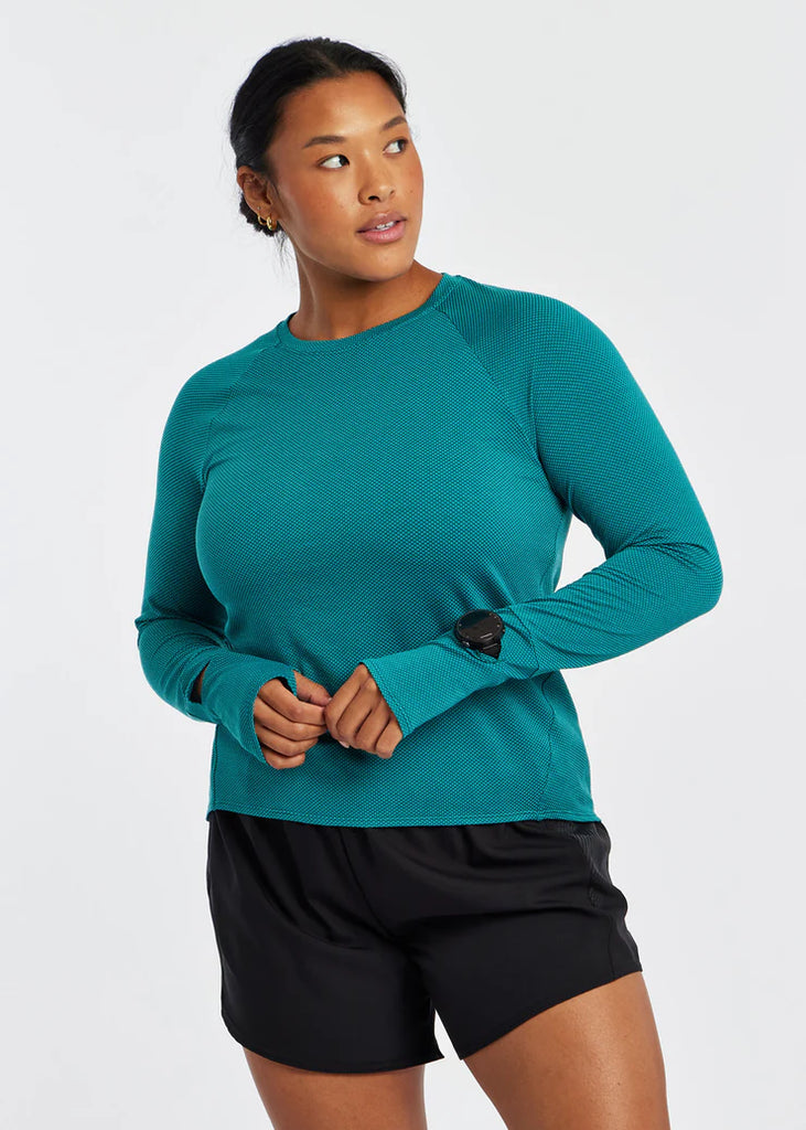 Women's Oiselle Flyout Long Sleeve. Green. Front view.