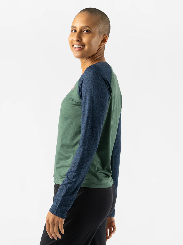 Women's rabbit EZ Long Sleeve Cropped. Green/Blue. Lateral view.